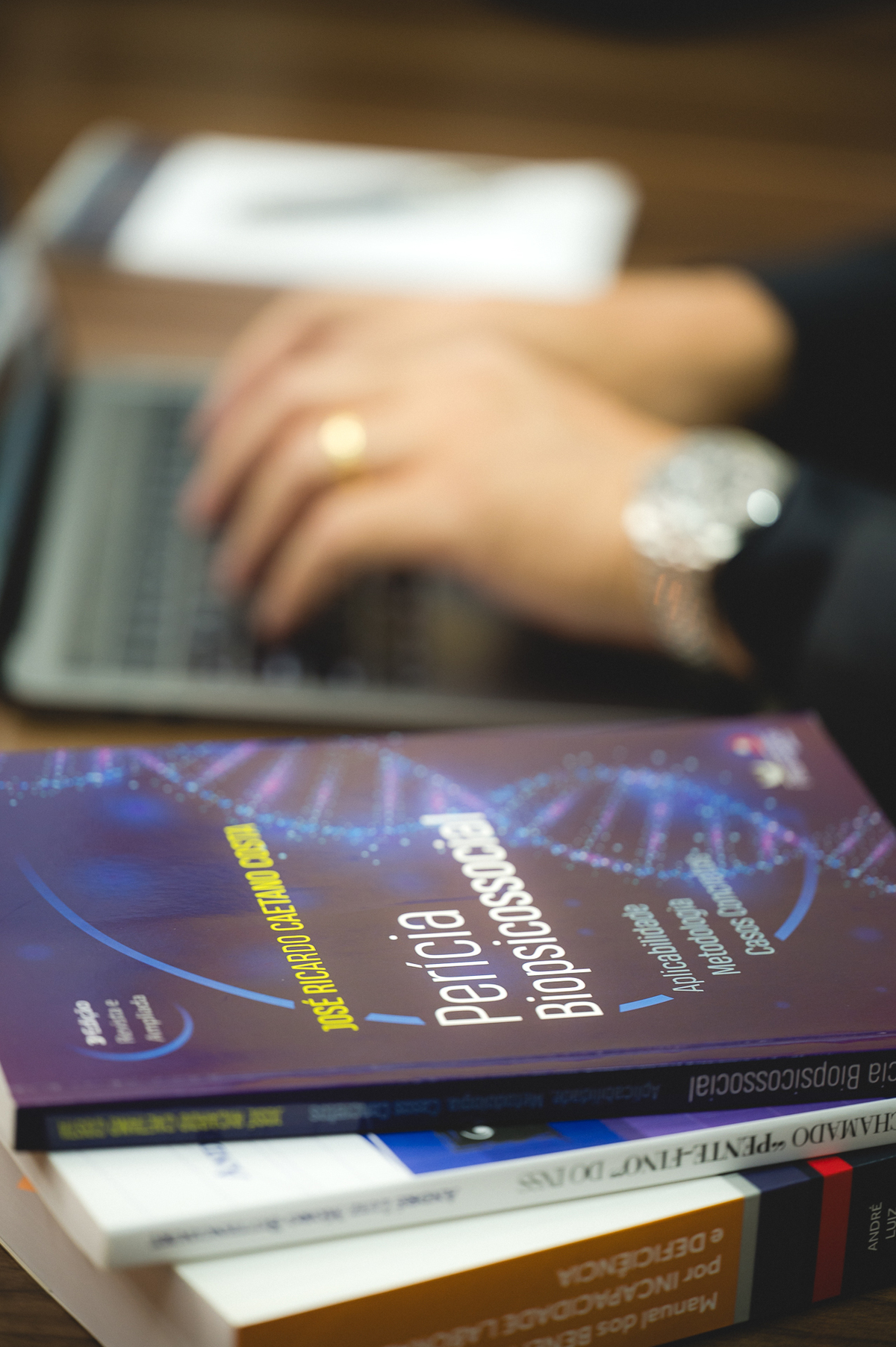 SEO: Se você busca fotografia corporativa de alto padrão, ensaios profissionais para advogados ou fotos para redes sociais e mídia impressa, este trabalho é um exemplo perfeito de como imagens bem planejadas podem valorizar a sua marca pessoal e transmiti