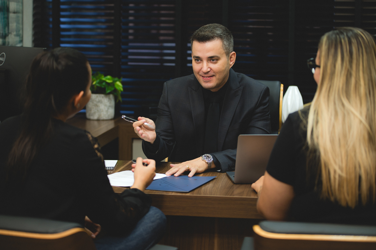 SEO: Se você busca fotografia corporativa de alto padrão, ensaios profissionais para advogados ou fotos para redes sociais e mídia impressa, este trabalho é um exemplo perfeito de como imagens bem planejadas podem valorizar a sua marca pessoal e transmiti