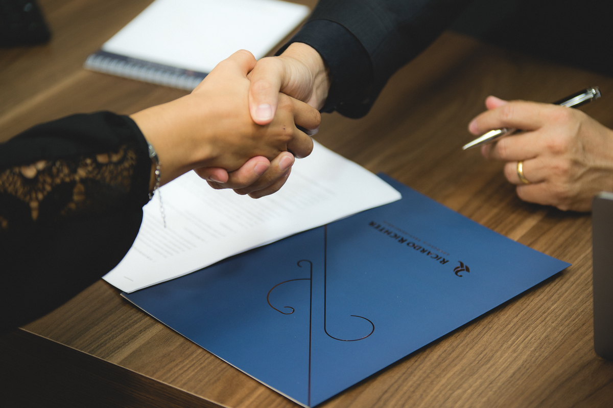 SEO: Se você busca fotografia corporativa de alto padrão, ensaios profissionais para advogados ou fotos para redes sociais e mídia impressa, este trabalho é um exemplo perfeito de como imagens bem planejadas podem valorizar a sua marca pessoal e transmiti