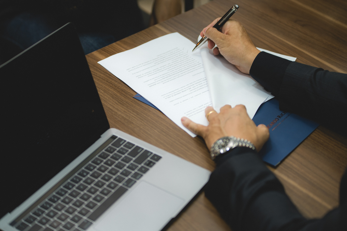 SEO: Se você busca fotografia corporativa de alto padrão, ensaios profissionais para advogados ou fotos para redes sociais e mídia impressa, este trabalho é um exemplo perfeito de como imagens bem planejadas podem valorizar a sua marca pessoal e transmiti