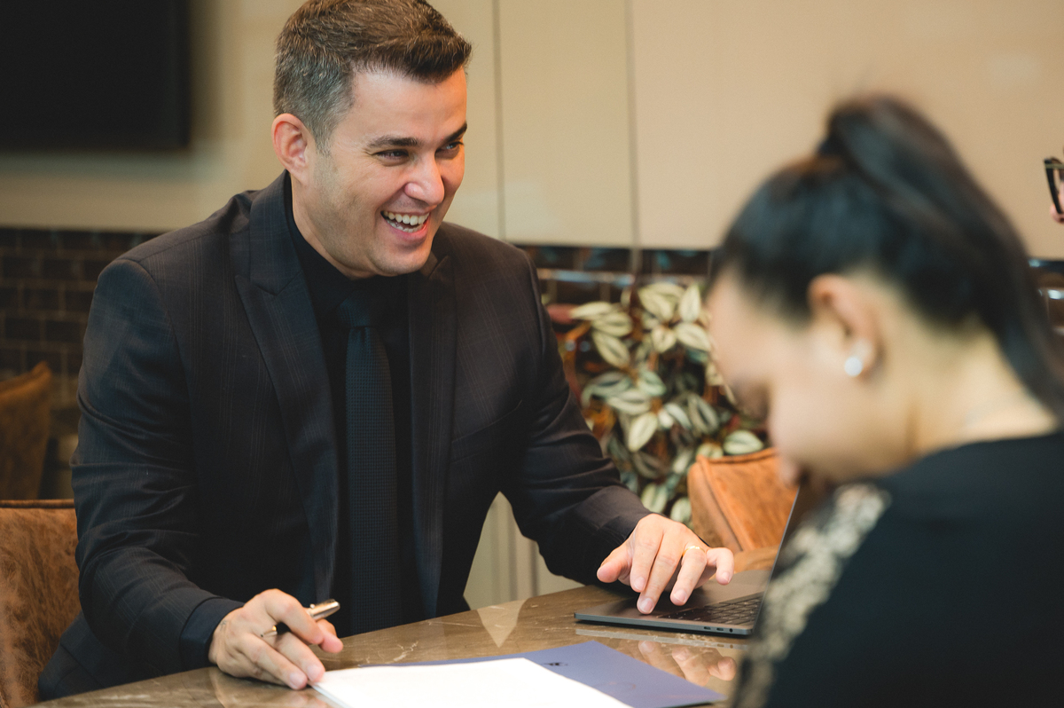 SEO: Se você busca fotografia corporativa de alto padrão, ensaios profissionais para advogados ou fotos para redes sociais e mídia impressa, este trabalho é um exemplo perfeito de como imagens bem planejadas podem valorizar a sua marca pessoal e transmiti