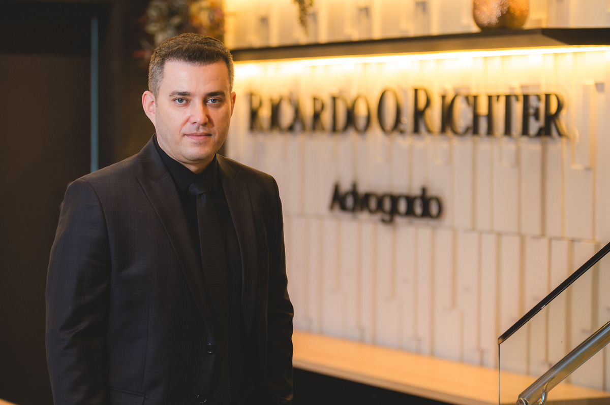 SEO: Se você busca fotografia corporativa de alto padrão, ensaios profissionais para advogados ou fotos para redes sociais e mídia impressa, este trabalho é um exemplo perfeito de como imagens bem planejadas podem valorizar a sua marca pessoal e transmiti