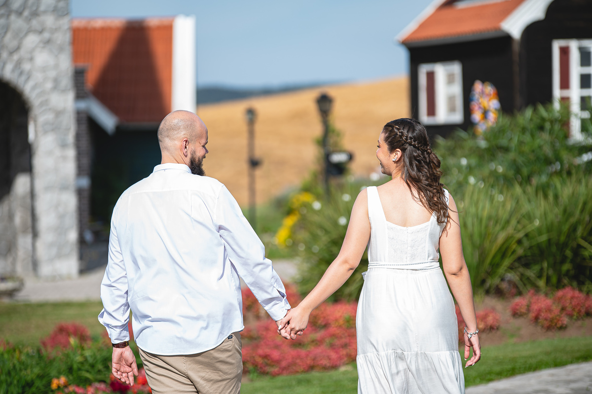 Ensaio pré-wedding de Jaqueline e Danyllo no Lavandário Het Dorp em Carambeí/PR. Um momento de amor, fé e alegria em meio às lavandas, celebrando um futuro casamento abençoado.