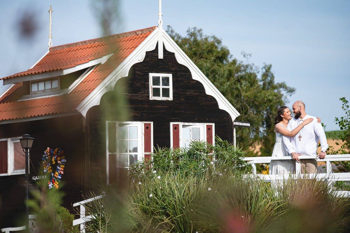 Ensaio pré-wedding de Jaqueline e Danyllo no Lavandário Het Dorp em Carambeí/PR. Um momento de amor, fé e alegria em meio às lavandas, celebrando um futuro casamento abençoado.