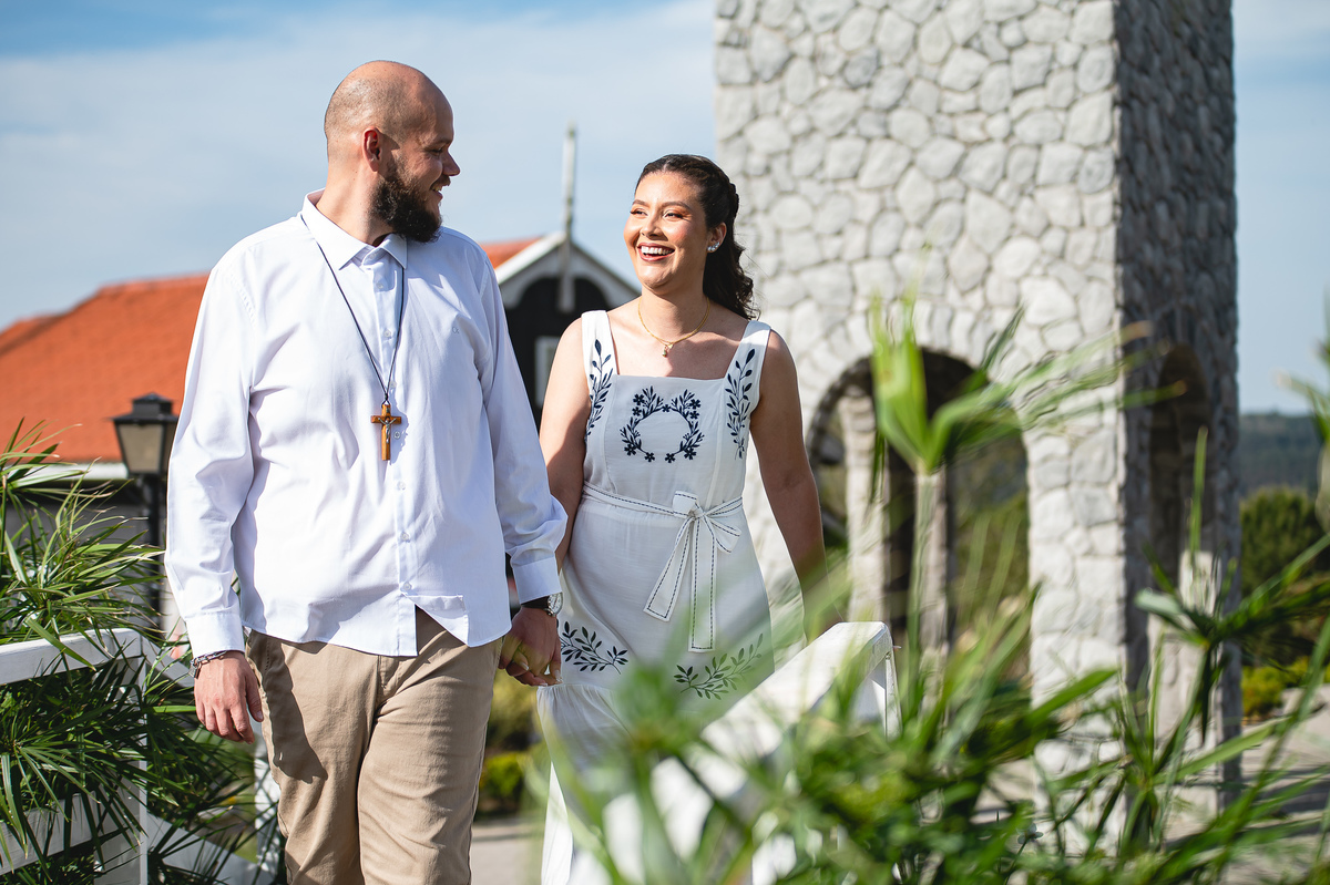Ensaio pré-wedding de Jaqueline e Danyllo no Lavandário Het Dorp em Carambeí/PR. Um momento de amor, fé e alegria em meio às lavandas, celebrando um futuro casamento abençoado.