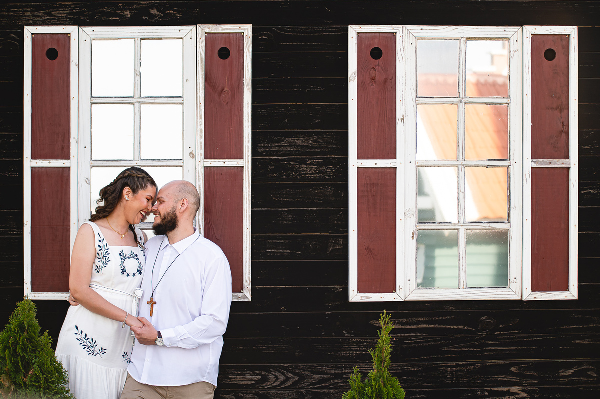 Ensaio pré-wedding de Jaqueline e Danyllo no Lavandário Het Dorp em Carambeí/PR. Um momento de amor, fé e alegria em meio às lavandas, celebrando um futuro casamento abençoado.