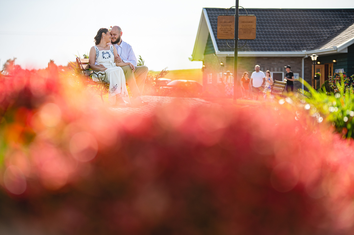 Ensaio pré-wedding de Jaqueline e Danyllo no Lavandário Het Dorp em Carambeí/PR. Um momento de amor, fé e alegria em meio às lavandas, celebrando um futuro casamento abençoado.