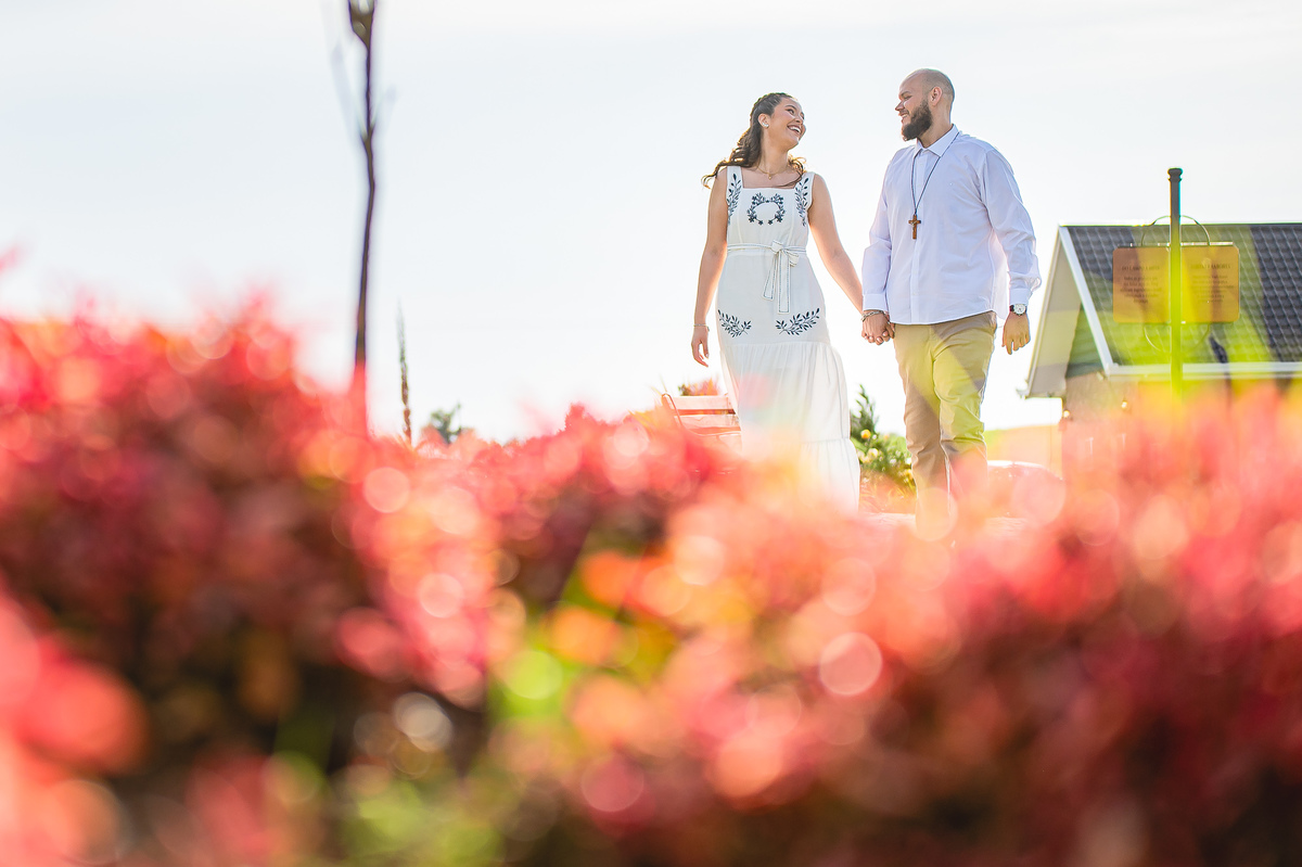 Ensaio pré-wedding de Jaqueline e Danyllo no Lavandário Het Dorp em Carambeí/PR. Um momento de amor, fé e alegria em meio às lavandas, celebrando um futuro casamento abençoado.