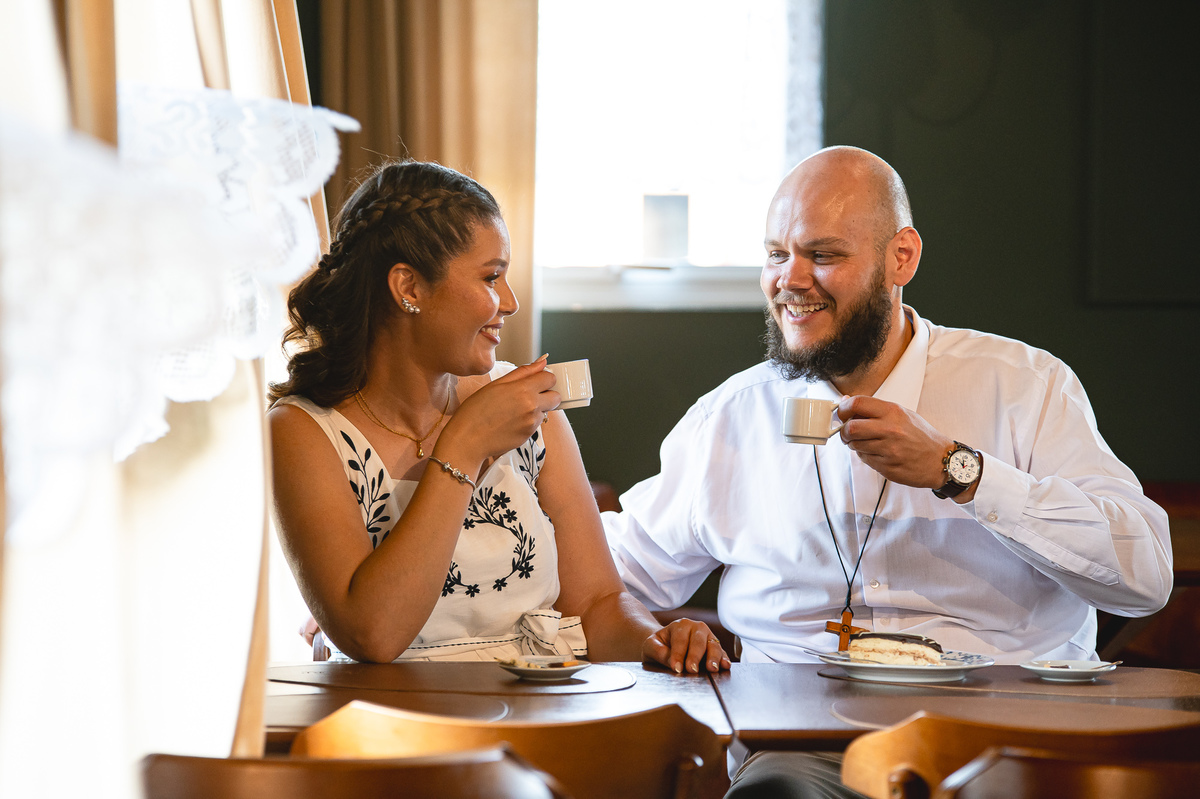 Ensaio pré-wedding de Jaqueline e Danyllo no Lavandário Het Dorp em Carambeí/PR. Um momento de amor, fé e alegria em meio às lavandas, celebrando um futuro casamento abençoado.