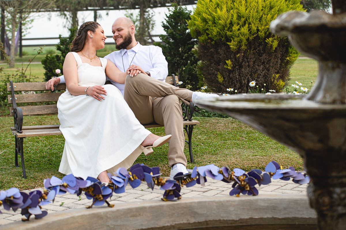 Ensaio pré-wedding de Jaqueline e Danyllo no Lavandário Het Dorp em Carambeí/PR. Um momento de amor, fé e alegria em meio às lavandas, celebrando um futuro casamento abençoado.