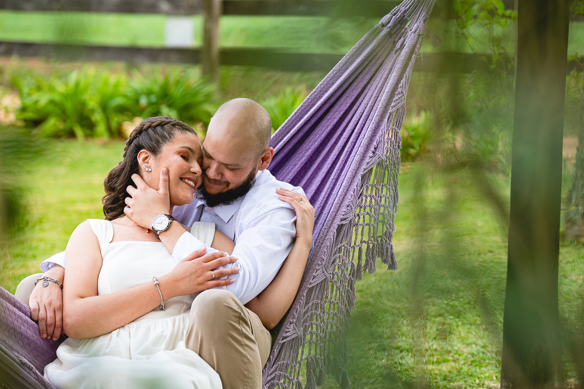 Ensaio pré-wedding de Jaqueline e Danyllo no Lavandário Het Dorp em Carambeí/PR. Um momento de amor, fé e alegria em meio às lavandas, celebrando um futuro casamento abençoado.