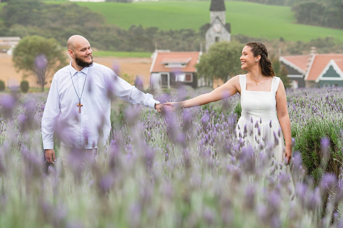 Ensaio pré-wedding de Jaqueline e Danyllo no Lavandário Het Dorp em Carambeí/PR. Um momento de amor, fé e alegria em meio às lavandas, celebrando um futuro casamento abençoado.