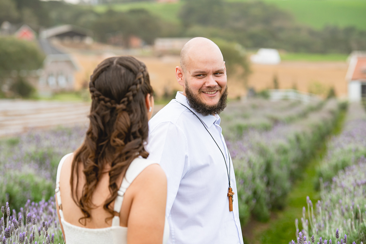 Ensaio pré-wedding de Jaqueline e Danyllo no Lavandário Het Dorp em Carambeí/PR. Um momento de amor, fé e alegria em meio às lavandas, celebrando um futuro casamento abençoado.