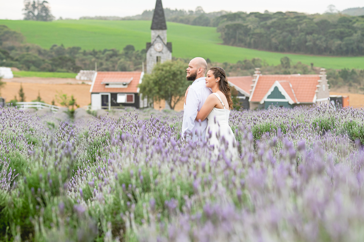 Ensaio pré-wedding de Jaqueline e Danyllo no Lavandário Het Dorp em Carambeí/PR. Um momento de amor, fé e alegria em meio às lavandas, celebrando um futuro casamento abençoado.