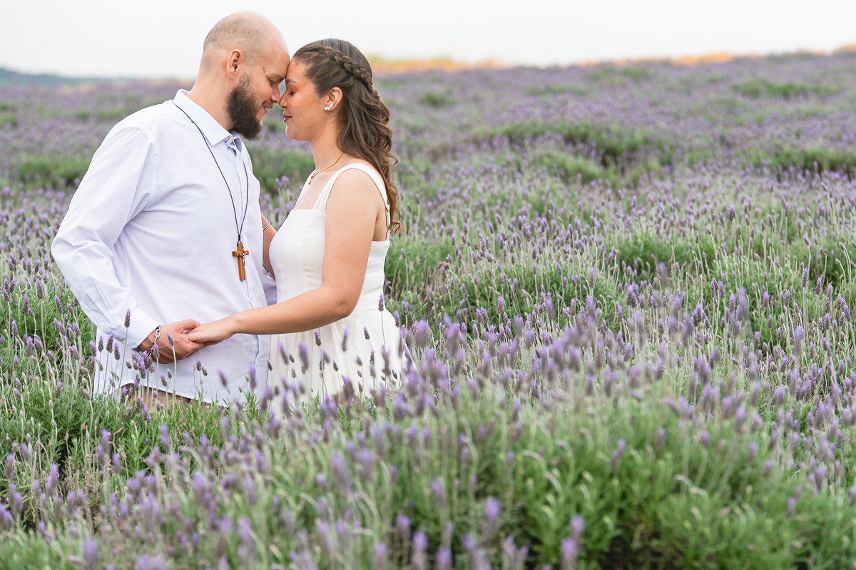 Ensaio pré-wedding de Jaqueline e Danyllo no Lavandário Het Dorp em Carambeí/PR. Um momento de amor, fé e alegria em meio às lavandas, celebrando um futuro casamento abençoado.