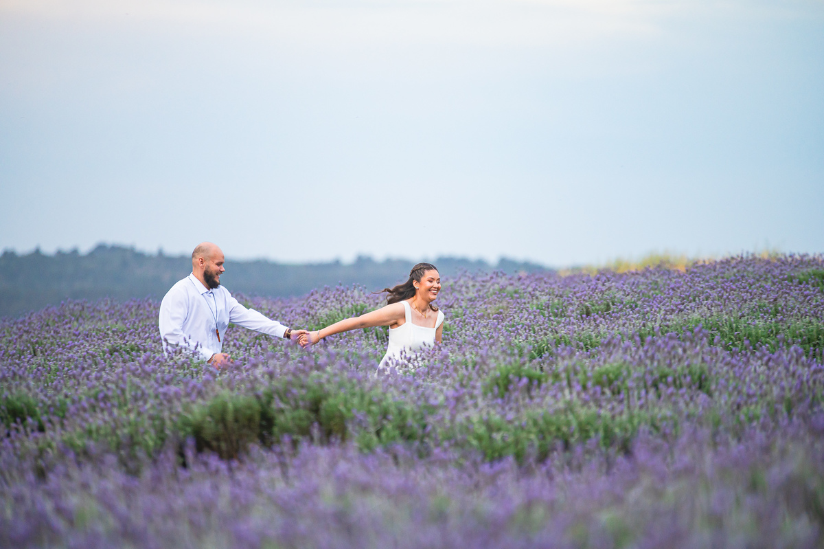 Ensaio pré-wedding de Jaqueline e Danyllo no Lavandário Het Dorp em Carambeí/PR. Um momento de amor, fé e alegria em meio às lavandas, celebrando um futuro casamento abençoado.