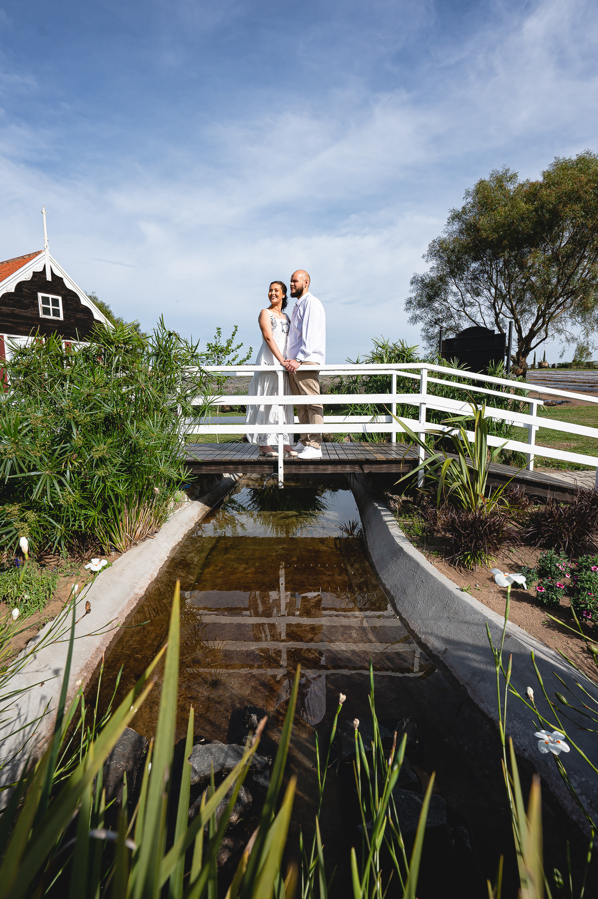 Ensaio pré-wedding de Jaqueline e Danyllo no Lavandário Het Dorp em Carambeí/PR. Um momento de amor, fé e alegria em meio às lavandas, celebrando um futuro casamento abençoado.