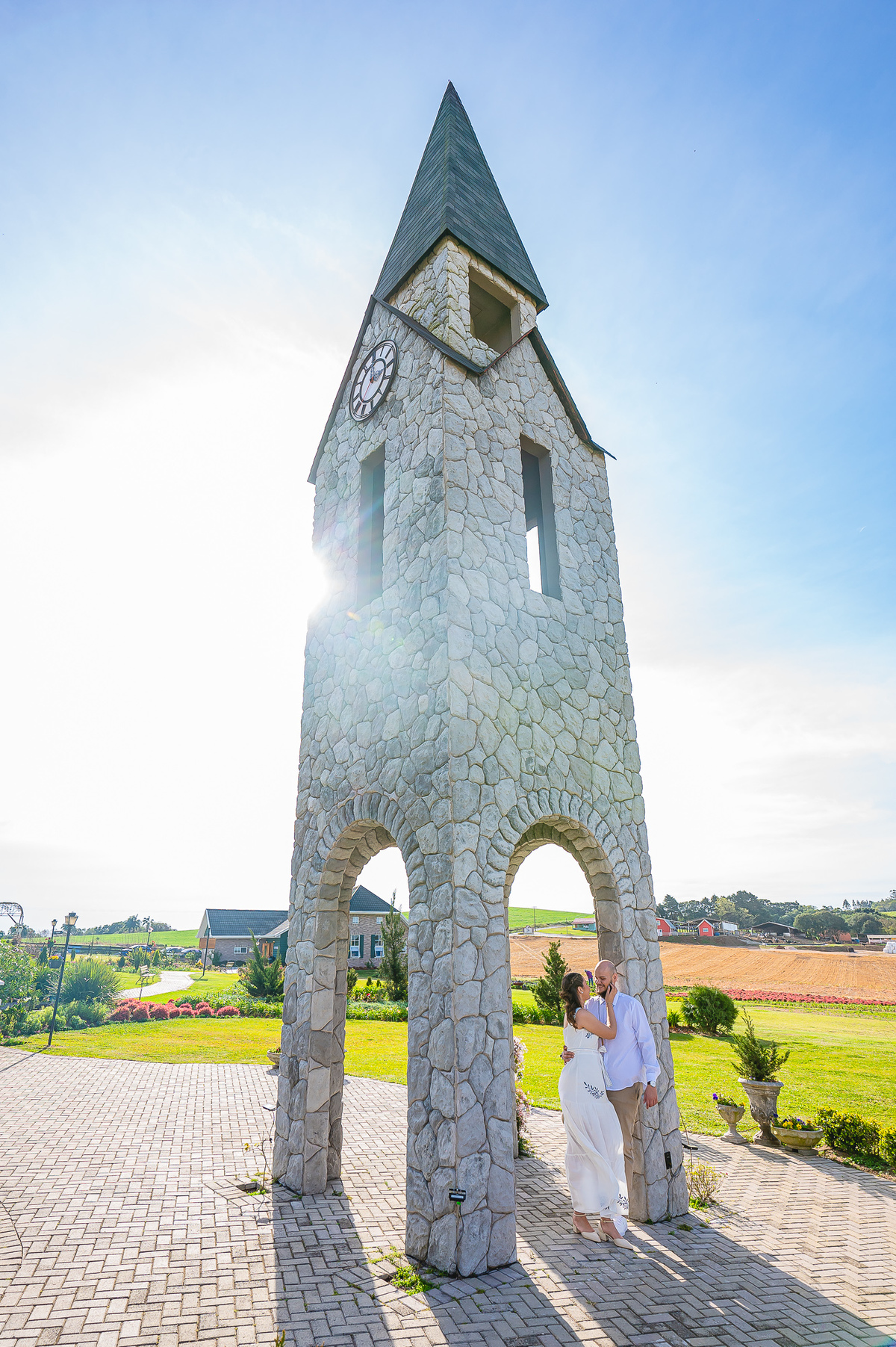 Ensaio pré-wedding de Jaqueline e Danyllo no Lavandário Het Dorp em Carambeí/PR. Um momento de amor, fé e alegria em meio às lavandas, celebrando um futuro casamento abençoado.