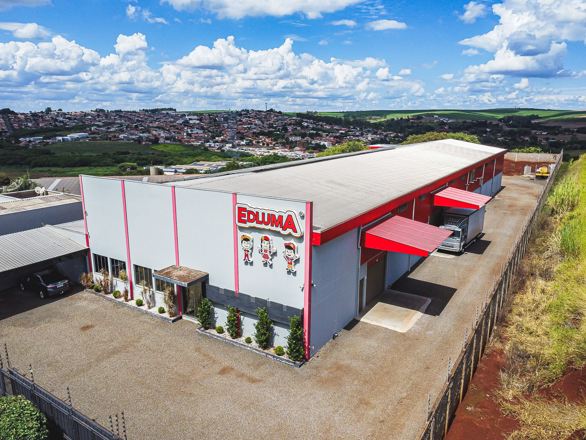 Fábrica dos Biscoitos Edluma com estrutura moderna e organizada, referência em qualidade na produção de biscoitos. Ambiente industrial que garante higiene, eficiência e alto padrão na indústria alimentícia.
