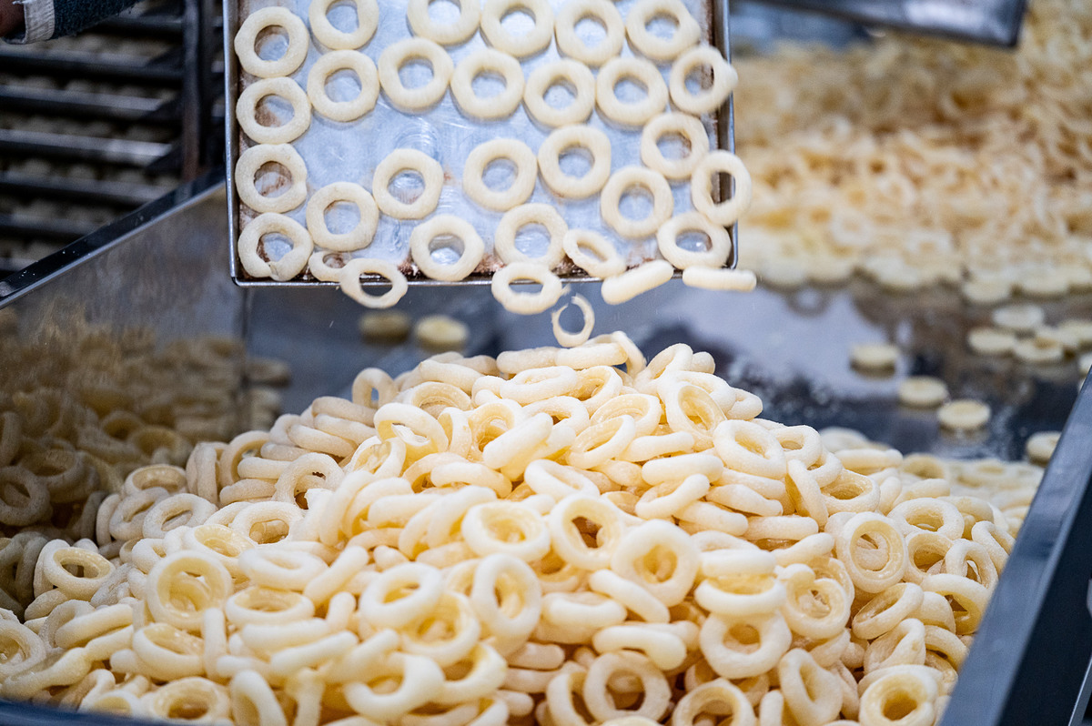 Processo de produção dos Biscoitos Edluma com controle de qualidade em todas as etapas, da seleção dos ingredientes ao preparo final, garantindo sabor, textura e segurança alimentar.