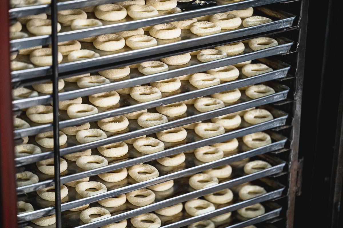 Processo de produção dos Biscoitos Edluma com controle de qualidade em todas as etapas, da seleção dos ingredientes ao preparo final, garantindo sabor, textura e segurança alimentar.