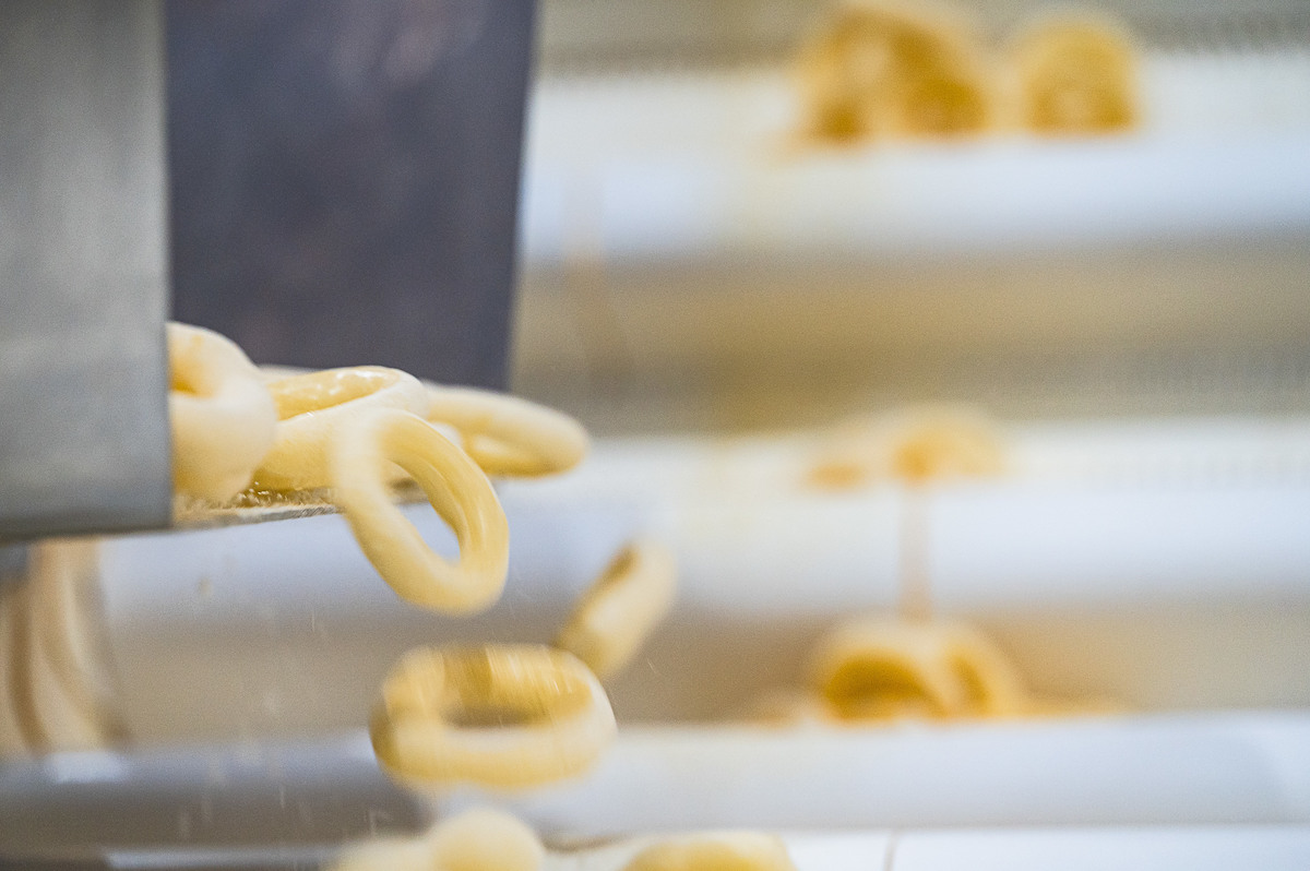 Processo de produção dos Biscoitos Edluma com controle de qualidade em todas as etapas, da seleção dos ingredientes ao preparo final, garantindo sabor, textura e segurança alimentar.