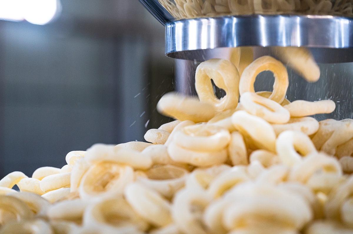 Processo de produção dos Biscoitos Edluma com controle de qualidade em todas as etapas, da seleção dos ingredientes ao preparo final, garantindo sabor, textura e segurança alimentar.