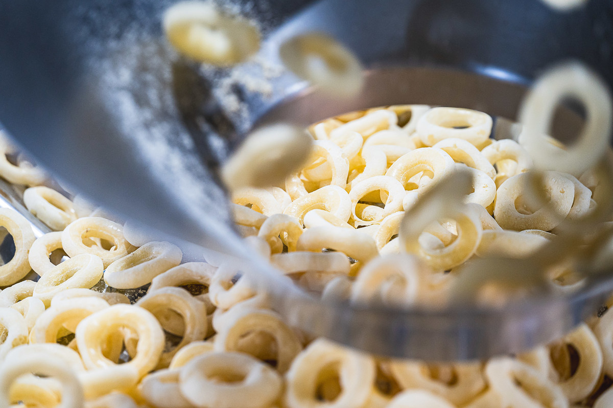 Processo de produção dos Biscoitos Edluma com controle de qualidade em todas as etapas, da seleção dos ingredientes ao preparo final, garantindo sabor, textura e segurança alimentar.