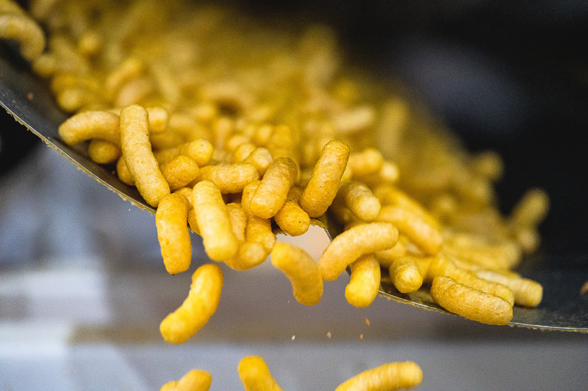 Processo de produção dos Biscoitos Edluma com controle de qualidade em todas as etapas, da seleção dos ingredientes ao preparo final, garantindo sabor, textura e segurança alimentar.