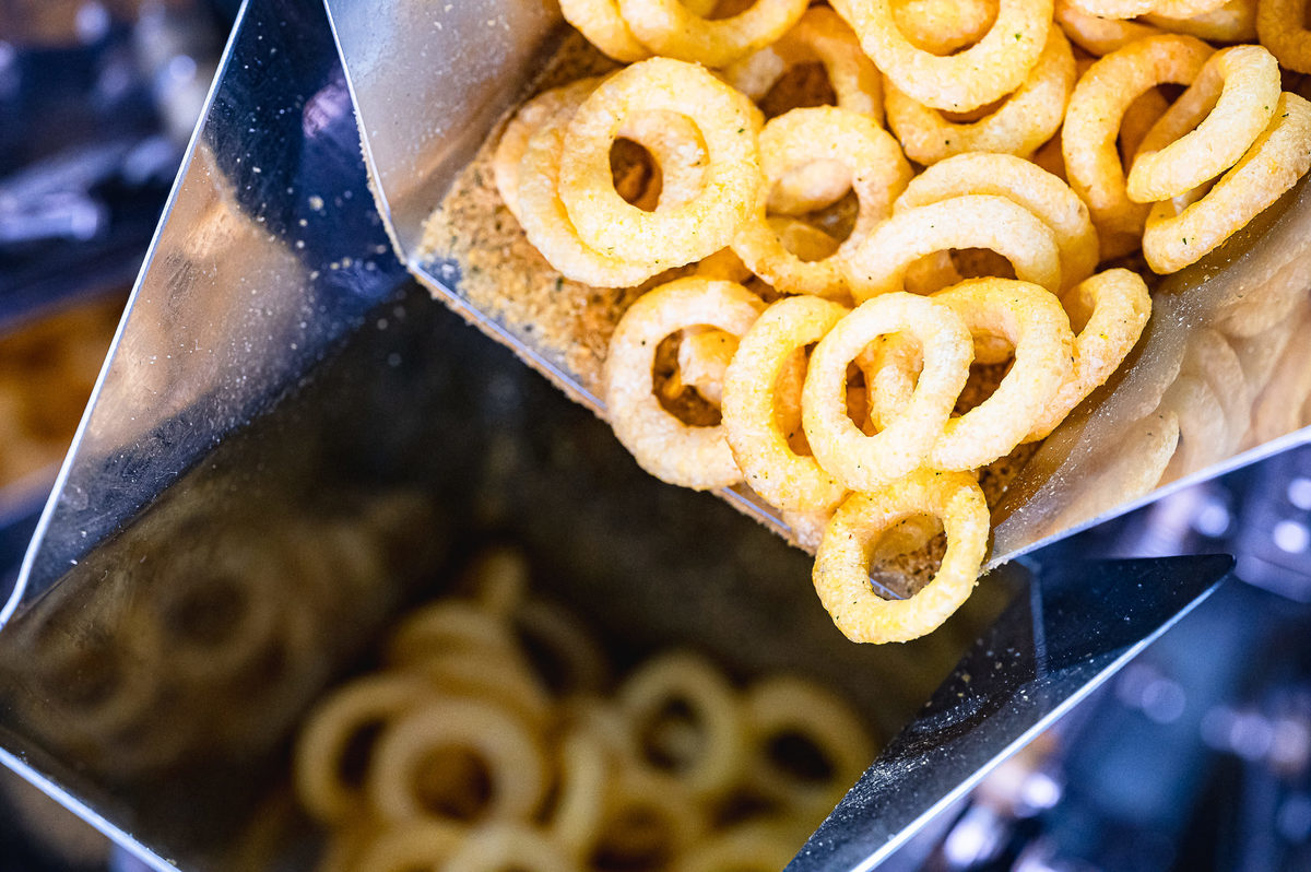 Processo de produção dos Biscoitos Edluma com controle de qualidade em todas as etapas, da seleção dos ingredientes ao preparo final, garantindo sabor, textura e segurança alimentar.