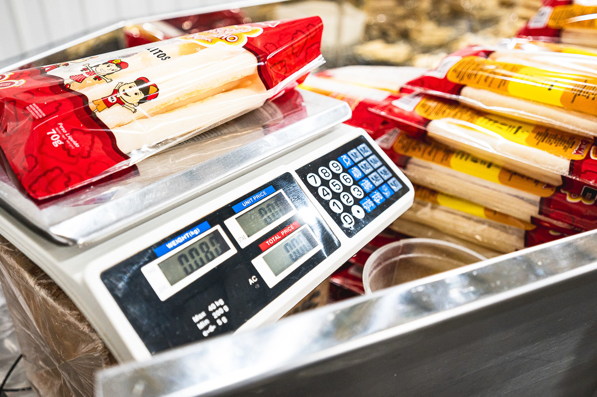 Equipe dos Biscoitos Edluma atuando na fabricação de biscoitos com higiene, padronização e cuidado, reforçando o compromisso da empresa com qualidade e excelência na produção.