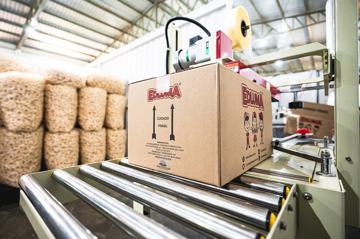 Equipe dos Biscoitos Edluma atuando na fabricação de biscoitos com higiene, padronização e cuidado, reforçando o compromisso da empresa com qualidade e excelência na produção.