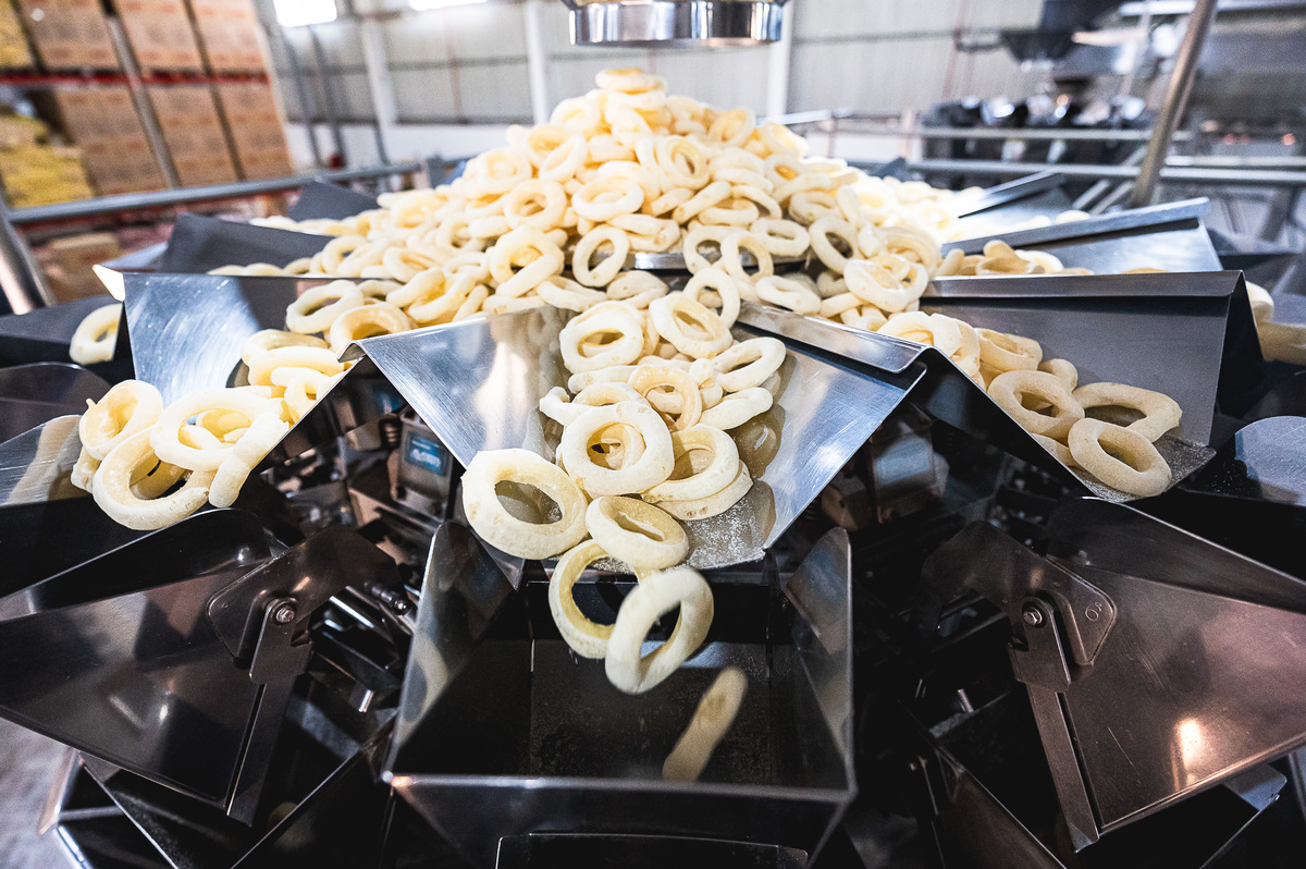 Biscoito de polvilho dos Biscoitos Edluma, leve e crocante, produto carro-chefe da marca, produzido com ingredientes selecionados e alto padrão de qualidade.