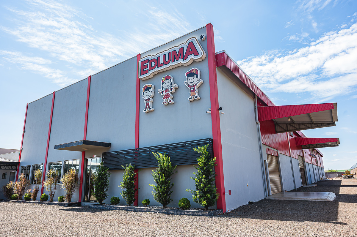 Fábrica dos Biscoitos Edluma com estrutura moderna e organizada, referência em qualidade na produção de biscoitos. Ambiente industrial que garante higiene, eficiência e alto padrão na indústria alimentícia.