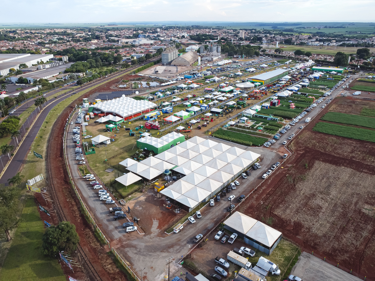 Cobertura fotográfica da Coopershow 2026 em Cândido Mota, registrando movimentação, público e estrutura do evento do agronegócio com participação da cooperativa Sicredi.
