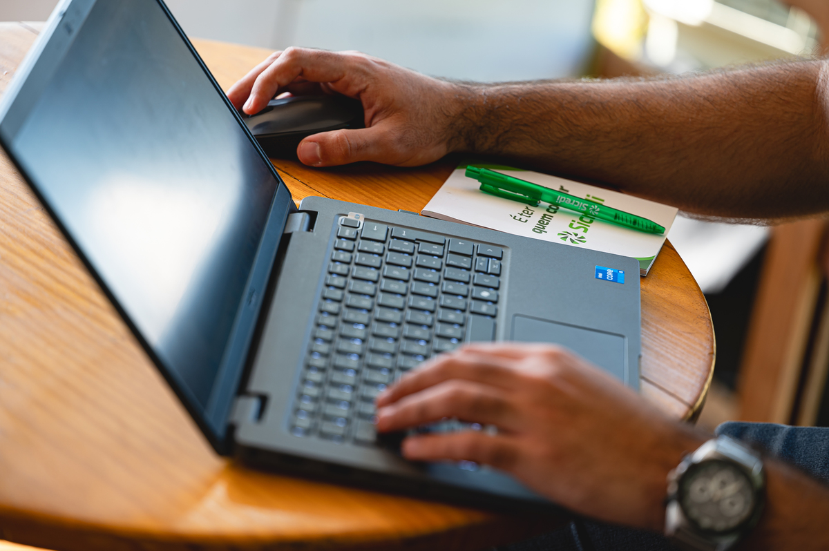 Associados e visitantes negociando propostas no stand da Sicredi durante a Coopershow 2026, fortalecendo o cooperativismo e o desenvolvimento do agro.