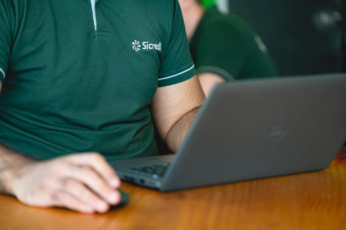 Associados e visitantes negociando propostas no stand da Sicredi durante a Coopershow 2026, fortalecendo o cooperativismo e o desenvolvimento do agro.