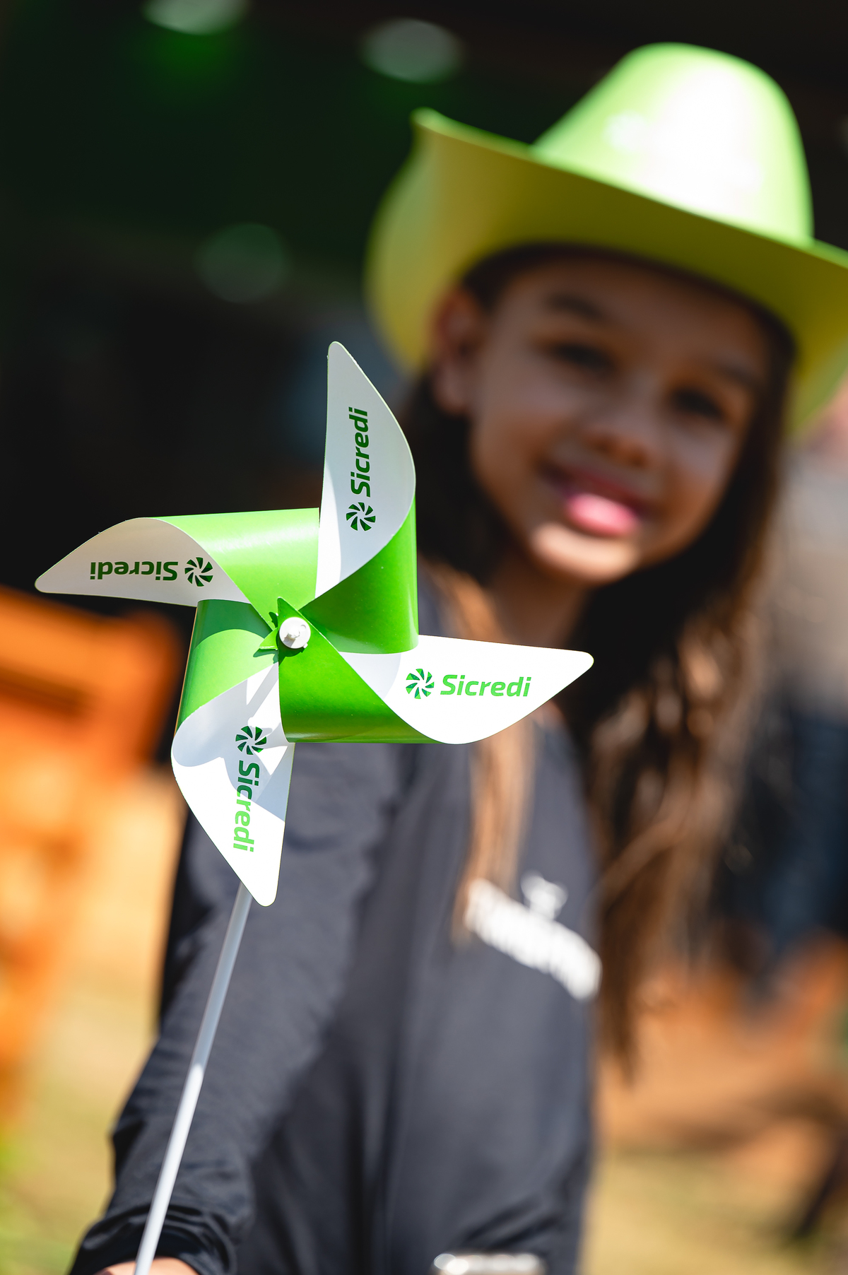 Stand da Sicredi na Coopershow 2026 recebendo associados e produtores rurais para apresentar soluções financeiras voltadas ao crescimento da agricultura brasileira.