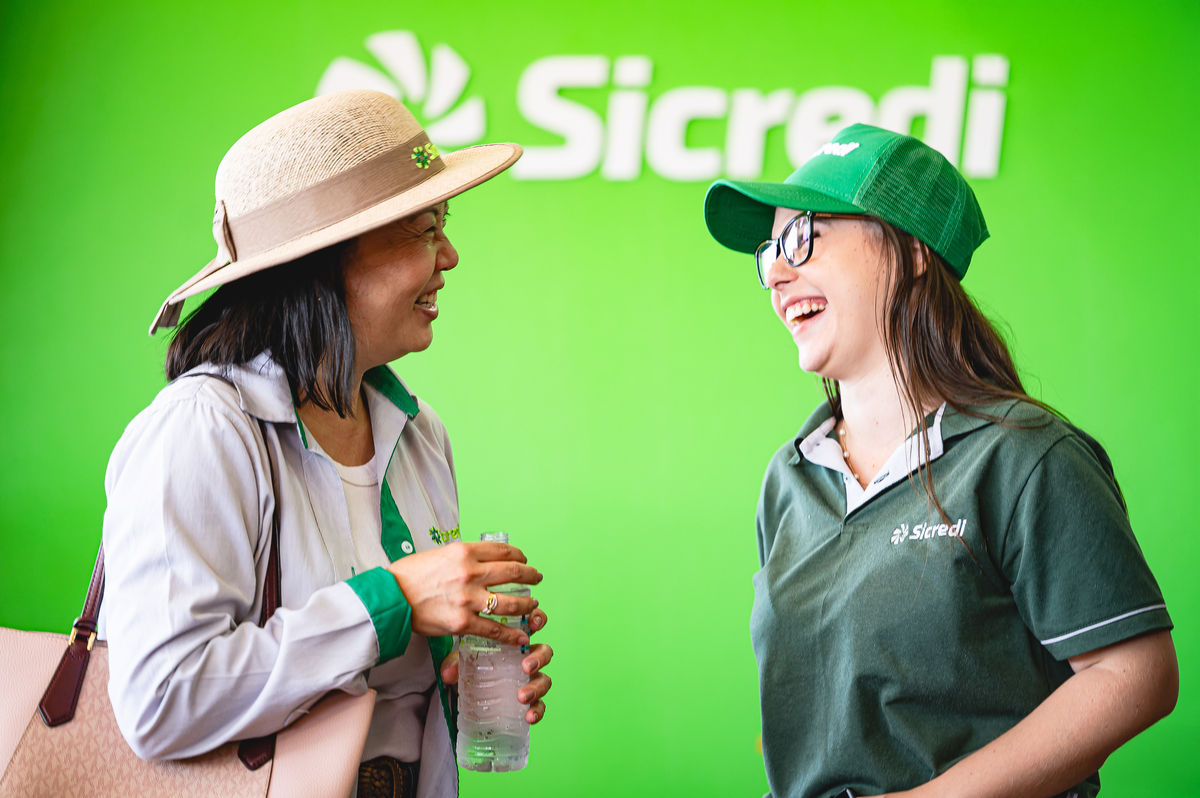 Equipe da Sicredi em atendimento personalizado na Coopershow 2026, promovendo relacionamento, confiança e apoio ao produtor rural.