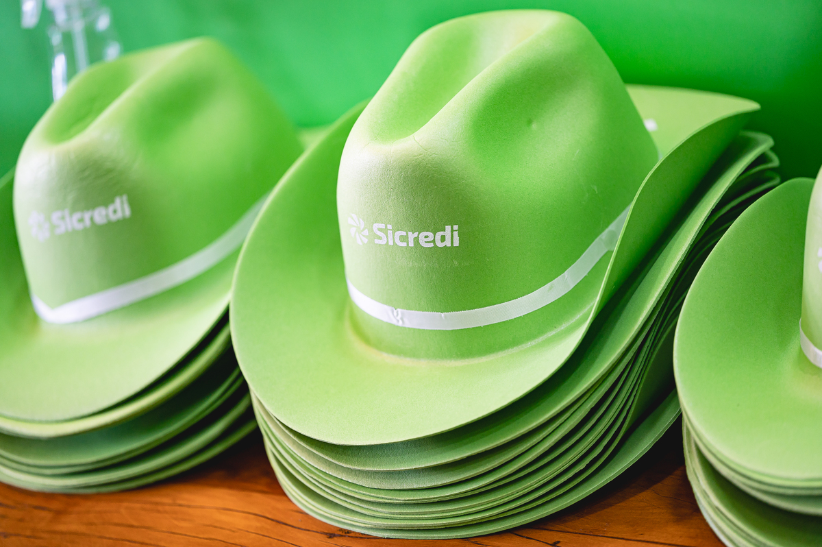 Stand da Sicredi na Coopershow 2026 recebendo associados e produtores rurais para apresentar soluções financeiras voltadas ao crescimento da agricultura brasileira.