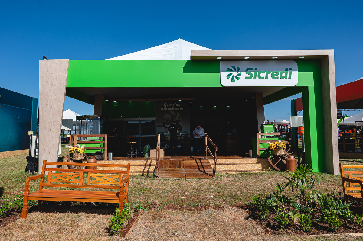 Stand da Sicredi na Coopershow 2026 recebendo associados e produtores rurais para apresentar soluções financeiras voltadas ao crescimento da agricultura brasileira.