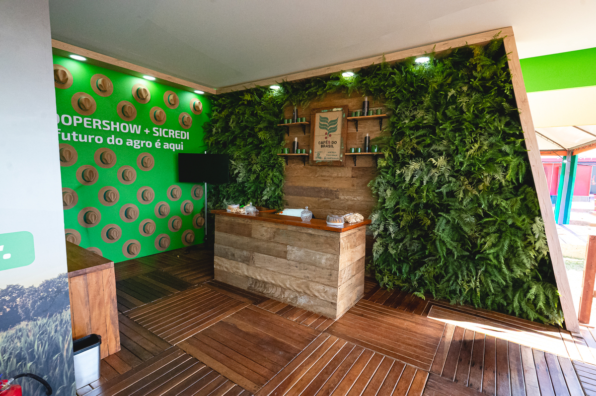Stand da Sicredi na Coopershow 2026 recebendo associados e produtores rurais para apresentar soluções financeiras voltadas ao crescimento da agricultura brasileira.