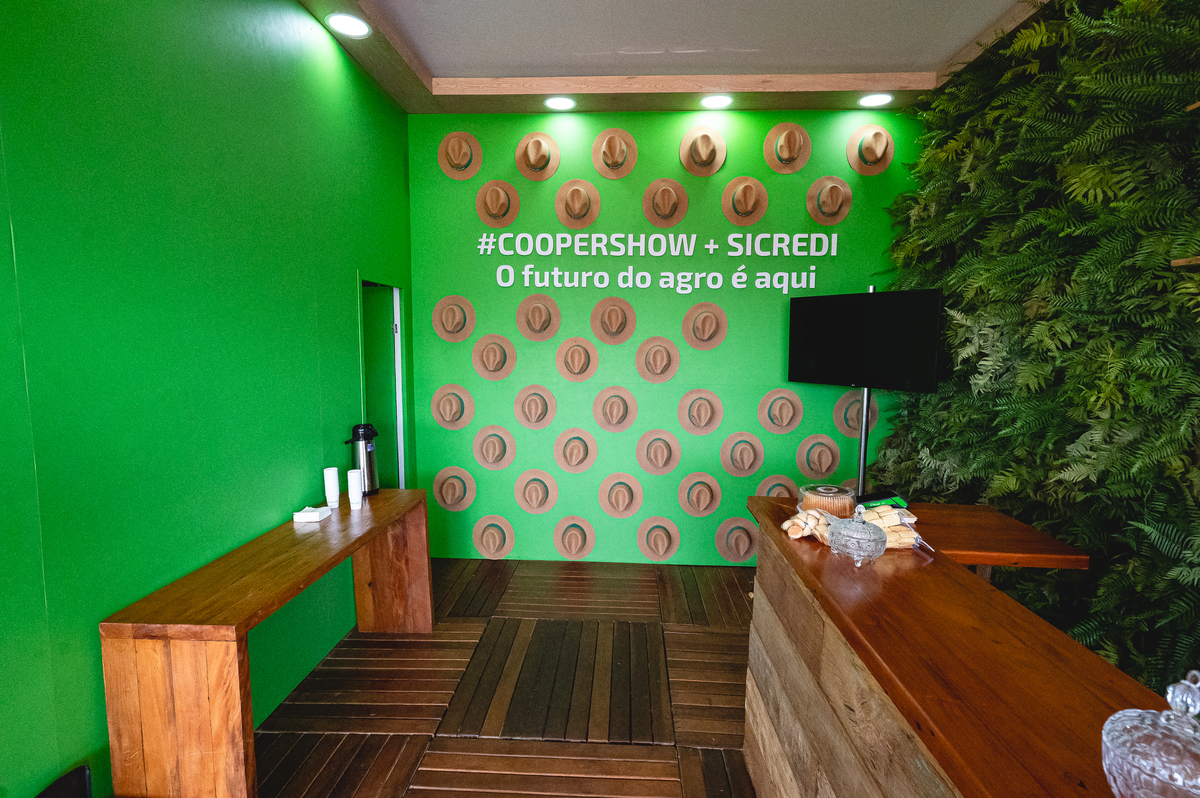 Stand da Sicredi na Coopershow 2026 recebendo associados e produtores rurais para apresentar soluções financeiras voltadas ao crescimento da agricultura brasileira.