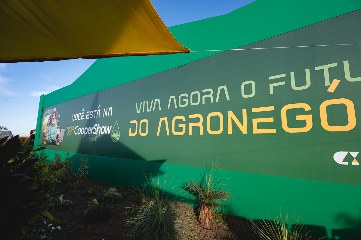Stand da Sicredi na Coopershow 2026 recebendo associados e produtores rurais para apresentar soluções financeiras voltadas ao crescimento da agricultura brasileira.