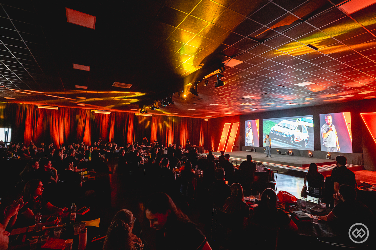 Palestra do piloto Wellington Cirino na Convenção Cresol 2026, trazendo lições de alta performance, trabalho em equipe e foco em resultados.