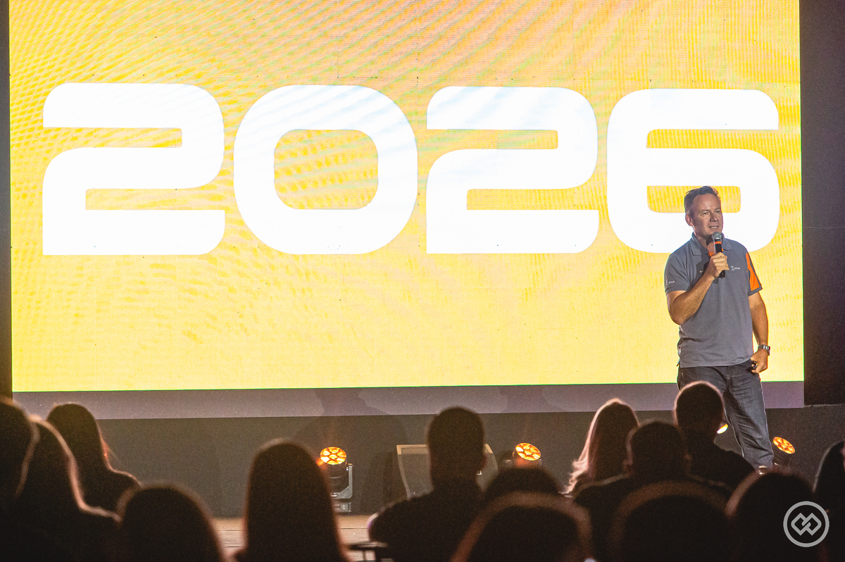 Palestra do piloto Wellington Cirino na Convenção Cresol 2026, trazendo lições de alta performance, trabalho em equipe e foco em resultados.
