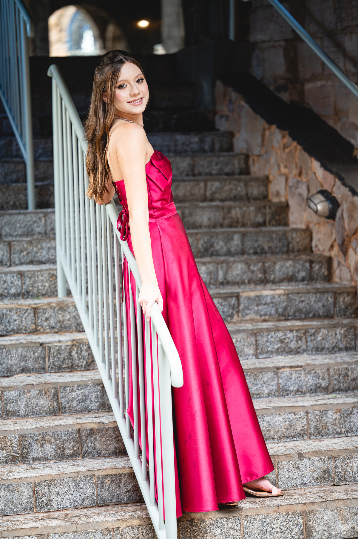 Ensaio de 15 anos de Isabella em cenário clássico da Vinícola Ladorni, unindo elegância, juventude e um toque de fantasia.
