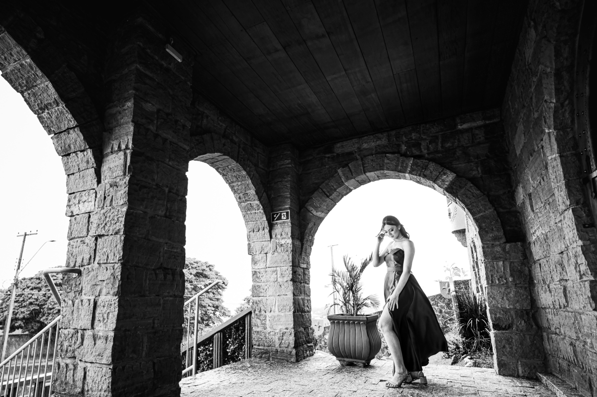 Ensaio de 15 anos de Isabella em cenário clássico da Vinícola Ladorni, unindo elegância, juventude e um toque de fantasia.