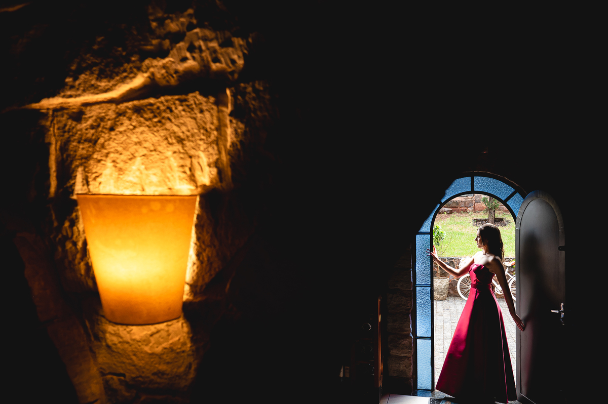 Ensaio de 15 anos de Isabella em cenário clássico da Vinícola Ladorni, unindo elegância, juventude e um toque de fantasia.