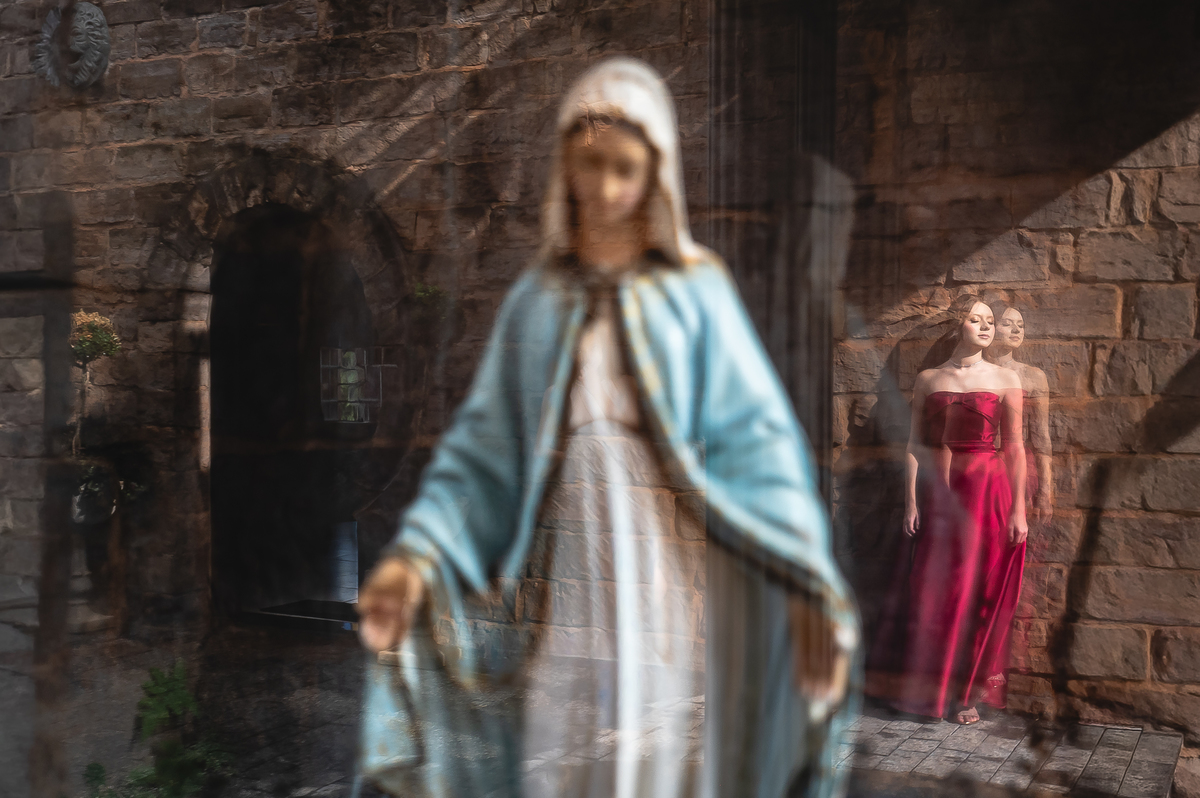 Ensaio de 15 anos de Isabella em cenário clássico da Vinícola Ladorni, unindo elegância, juventude e um toque de fantasia.